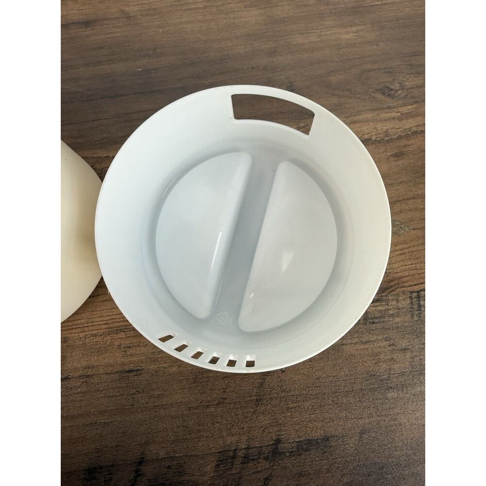 Vintage Medium Rubbermaid 2 1/4 Quarts Drink Juice Tea Pitcher - Ivory with Lid - Picture 5 of 7